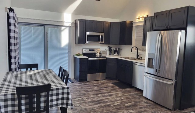 Charming 3-bedroom house with WiFi, AC near welcoming Clare