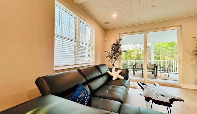 Charming 3-bedroom house on the water in delightful Cortez minutes to the Beach