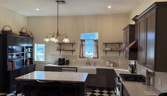 Charming 3-bedroom house with WiFi and AC in Cuero