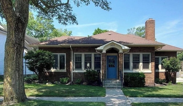 Charming 3-bedroom house with AC and WiFi in Culver that sleeps 8.