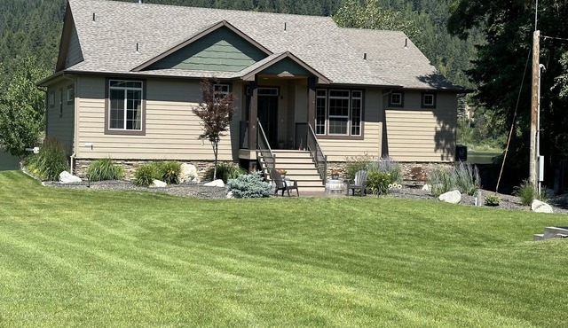 Charming 3-bedroom house on the river ready for fun in the sun.