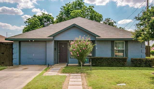 Charming 3-bedroom house centrally located in Dallas - massive private yard!