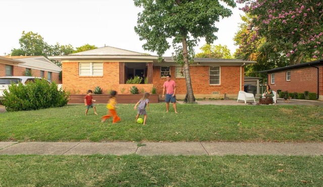 Charming 3-bedroom house in lovely East Dallas with AC and Plenty of Space
