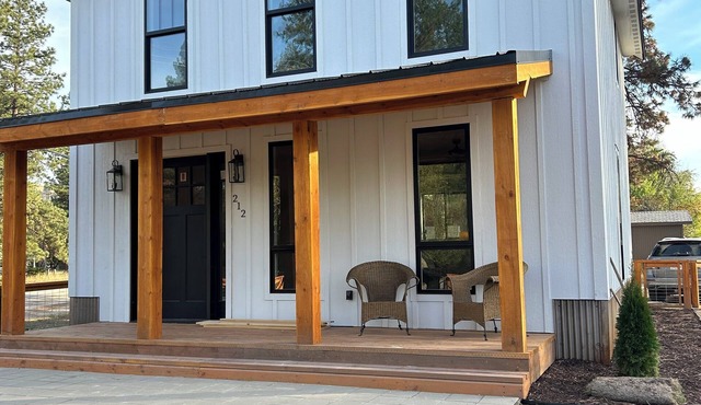 Charming 3-bedroom house with WiFi, AC in lovely Darby Montana.