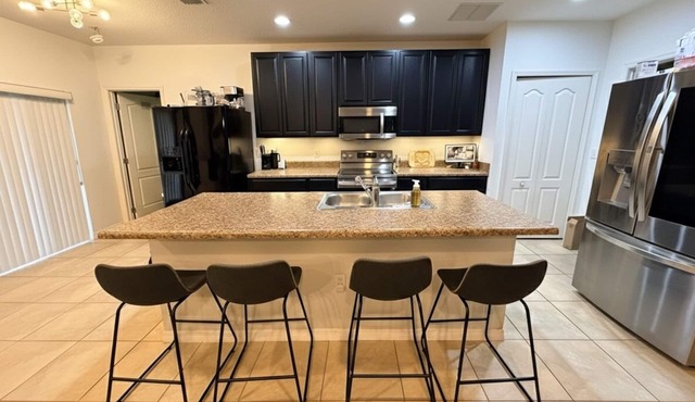 Charming 3-bedroom house with AC in peaceful neighborhood, minutes from Disney!