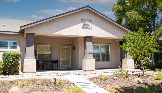 Charming 3-bedroom house in pleasant Exeter. Near the Sequoias.