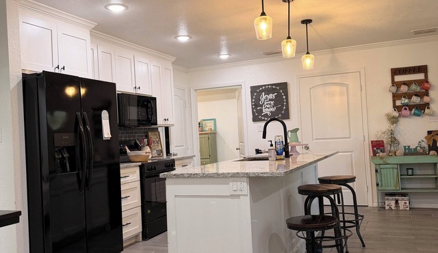 Charming 3-bedroom house close to lake in cozy Flint neighborhood.