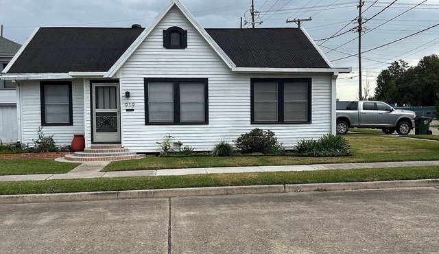 Charming 3-bedroom house with AC, WiFi in serene Houma