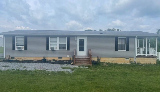 Charming 3-bedroom house in lovely Howard with AC, WiFi