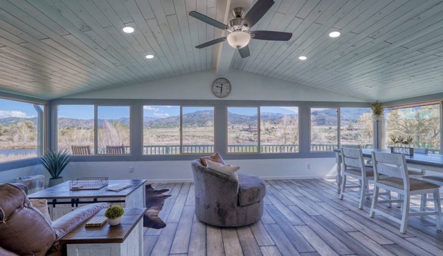 Charming 3-bedroom house on the Arkansas River, close to Salida with WiFi !
