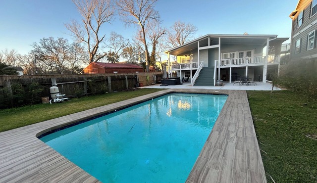 Charming 3-bedroom house with AC in fabulous Kemah. Steps from the boardwalk!
