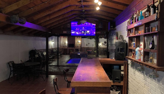 Charming 3-bedroom house with WiFi and AC in fabulous Laredo,