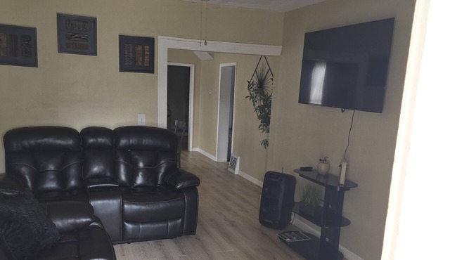 Charming 3-bedroom house with fitness room, and jacuzzi andWiFi in Lorain