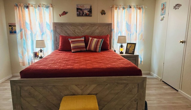 Charming 3-bedroom house with AC and WiFi in welcoming Lytle,TX.