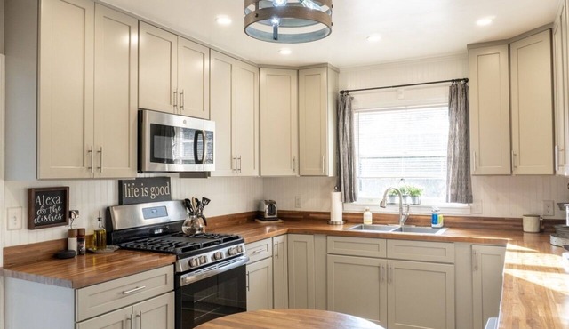 Charming 3-bedroom house in Macon - centrally located to shopping and dining.