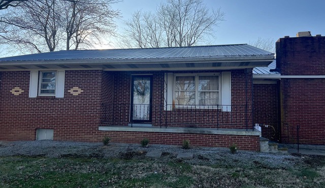 Charming 3-bedroom house in pleasant Marion with AC, fitness room, WiFi.