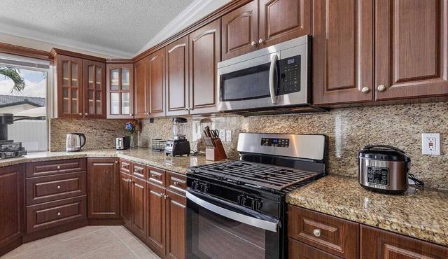 Charming 3-bedroom house with AC, POOL, WORK SPACE ,WiFi in delightful Miami