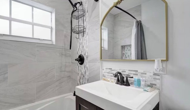 Charming 3-bedroom house with WiFi, AC in fantastic Miami