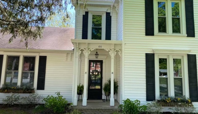 Charming 3-bedroom house in Midway with screened in porch and salt water pool!