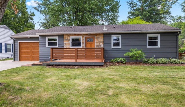 Charming 3-bedroom house with AC and WiFi in delightful Monona.