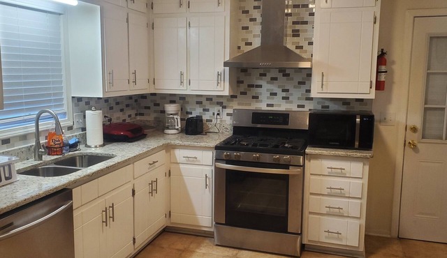 Charming 3-bedroom house with WiFi, AC in lovely Morrow