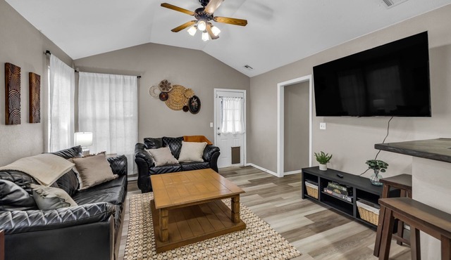 Charming 3-bedroom house w/KING Bed in Prime Location of Owasso w/WiFi