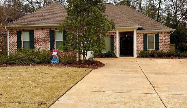 Charming 3-bedroom house in beautiful Oxford, MS.1 mi from square. 2 from campus