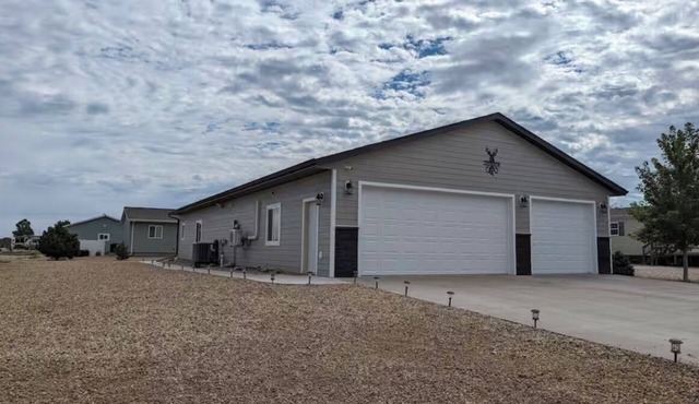 Charming 3-bedroom house with WiFi, AC minutes from Lake Oahe/3 stall garage