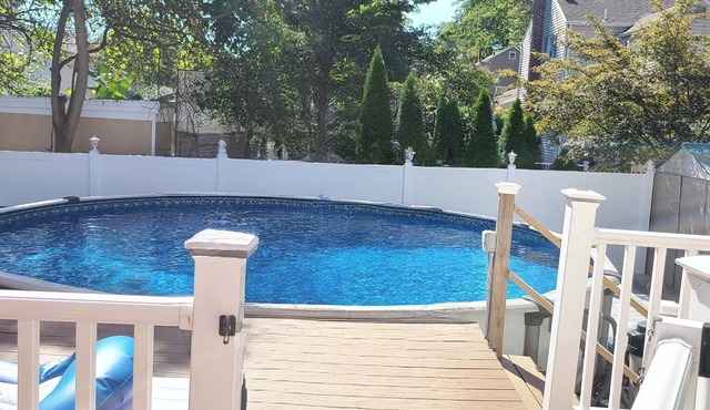 Charming 3-bedroom house with pool and firepit In peaceful Rahway