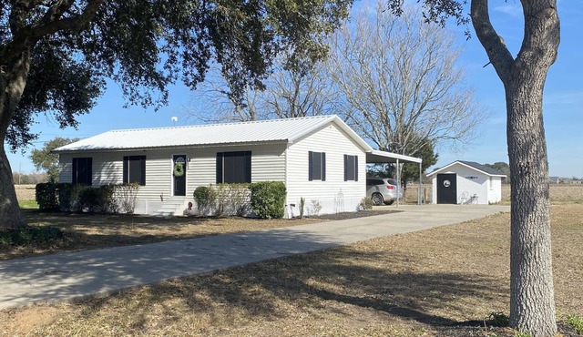 Charming 3-bedroom house in Scott with fitness area, central air,newly renovated
