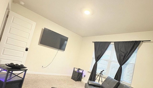 Charming 3-bedroom house in Semmes with cool AC breeze