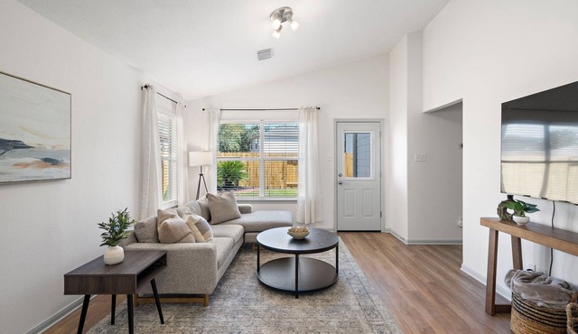 Charming 3-bedroom house with fast WiFi and AC in fabulous Spring