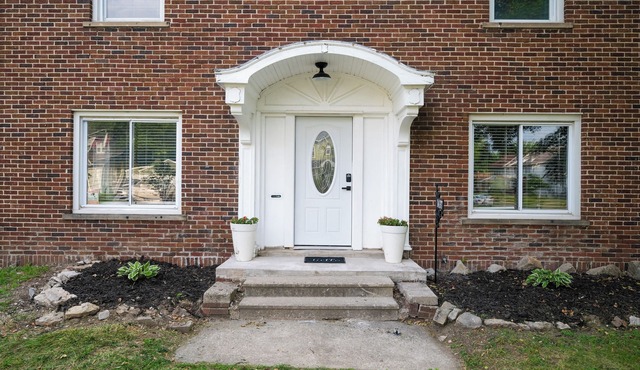 Charming 3-bedroom house with WiFi, AC in wonderful Toledo