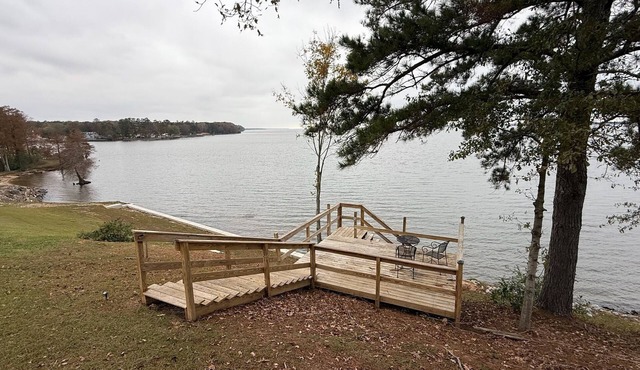 Charming 3-bedroom house in Vance with WiFi and beautiful lake view