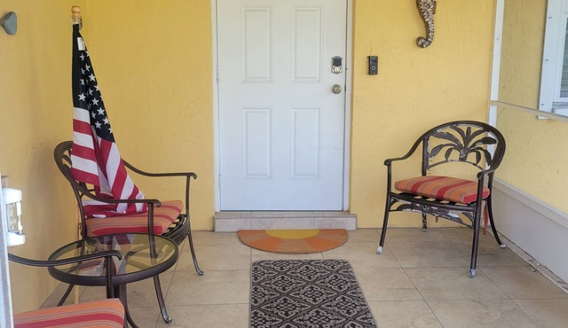 Charming 3-bedroom house in quaint Venice with heated pool!