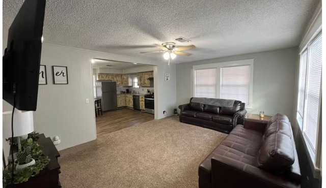 Charming 3-bedroom house in nice Vernon with AC, WiFi