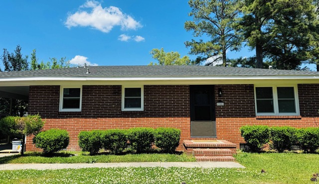 Charming 3-bedroom house just minutes from DT Wilson. Enjoy a comfortable stay!