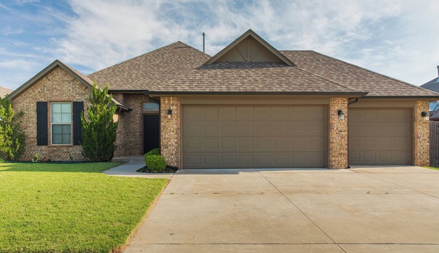 Charming 3-bedroom house in Yukon with indoor fire place
