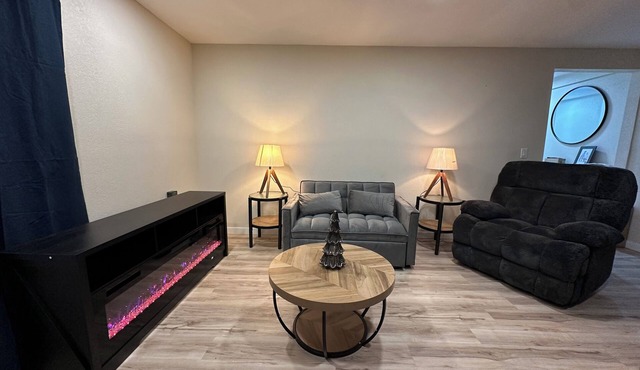 Charming 3-bedroom house with.Eloy Skydive Paradise. WiFi, AC, hot tub/pool.