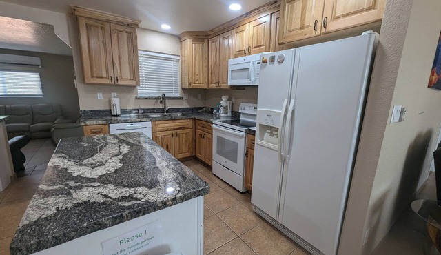 Charming 3-bedroom house with WiFi and AC on the South Shores of Lake Powell