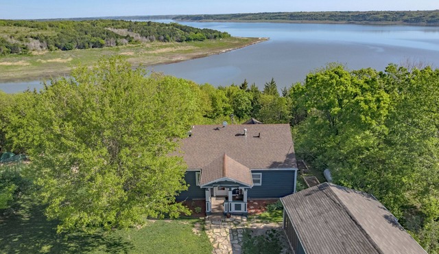 Charming 3-bedroom lakeside cottage
