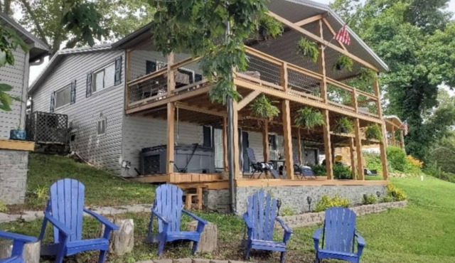 Charming 3-bedroom Lakehouse . Boat Slip, Pontoon option .3 Golf courses nearby