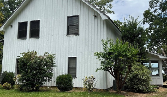 Charming 3-bedroom lake house with WiFi and AC in Cobb, Georgia. Has Dish TV.