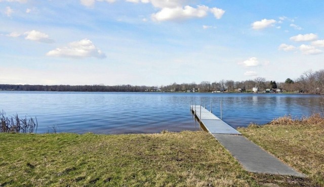 Charming 3-bedroom Lake House on Baseline Lake with WiFi AC in marvelous Allegan