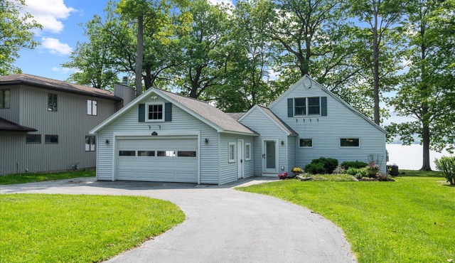 Charming 3-bedroom lake front home with patio, WiFi and AC. Minutes from Auburn.