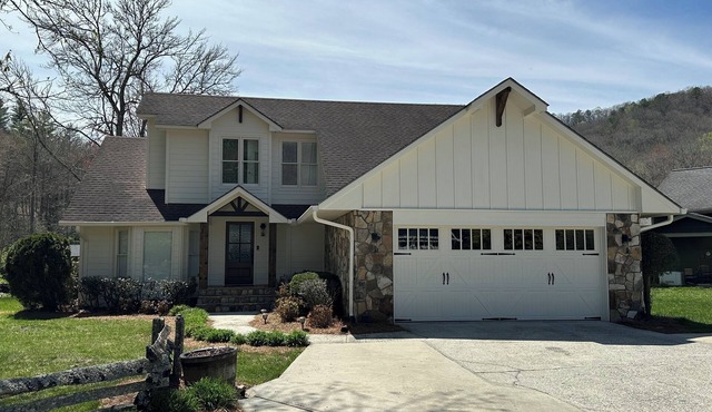 Charming 3 bedroom Lake Burton cottage; sleeps 9; boat house with slip