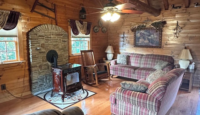 Charming 3-bedroom log cabin in Elk County