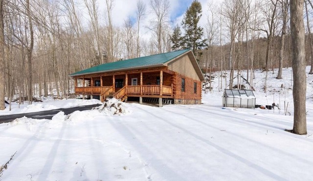 Charming 3-bedroom Log Cabin in Hamilton perfect for your getaway