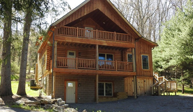 Charming 3-bedroom log home with detached game and activities space