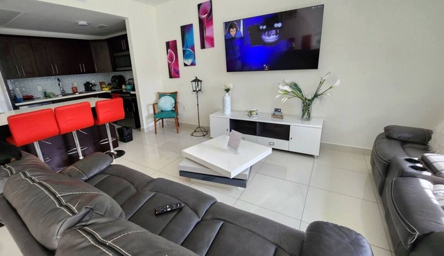 Charming 3-bedroom Modern House in Homestead Gateway from Orlando, Miami & Keys